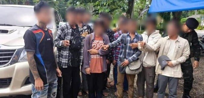 #泰国新闻 北碧府公路检查查获12名缅甸非法越境人员,皮卡车内伪装藏匿被识破 2026年8月8日消息,北碧府桑卡拉武里县警方8月7日在323号公路开展例行路检…