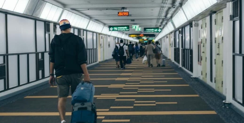 #泰国新闻 11名法国人落入免费赴泰旅游骗局,受诱夹带大麻出境被捕,将依据禁毒新规面临判刑 2026年8月13日消息,11名法国民众在社交平台接触到“泰国计划…