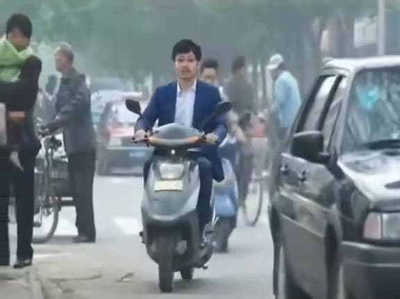有一个人前来买芯片(视频 1/1)