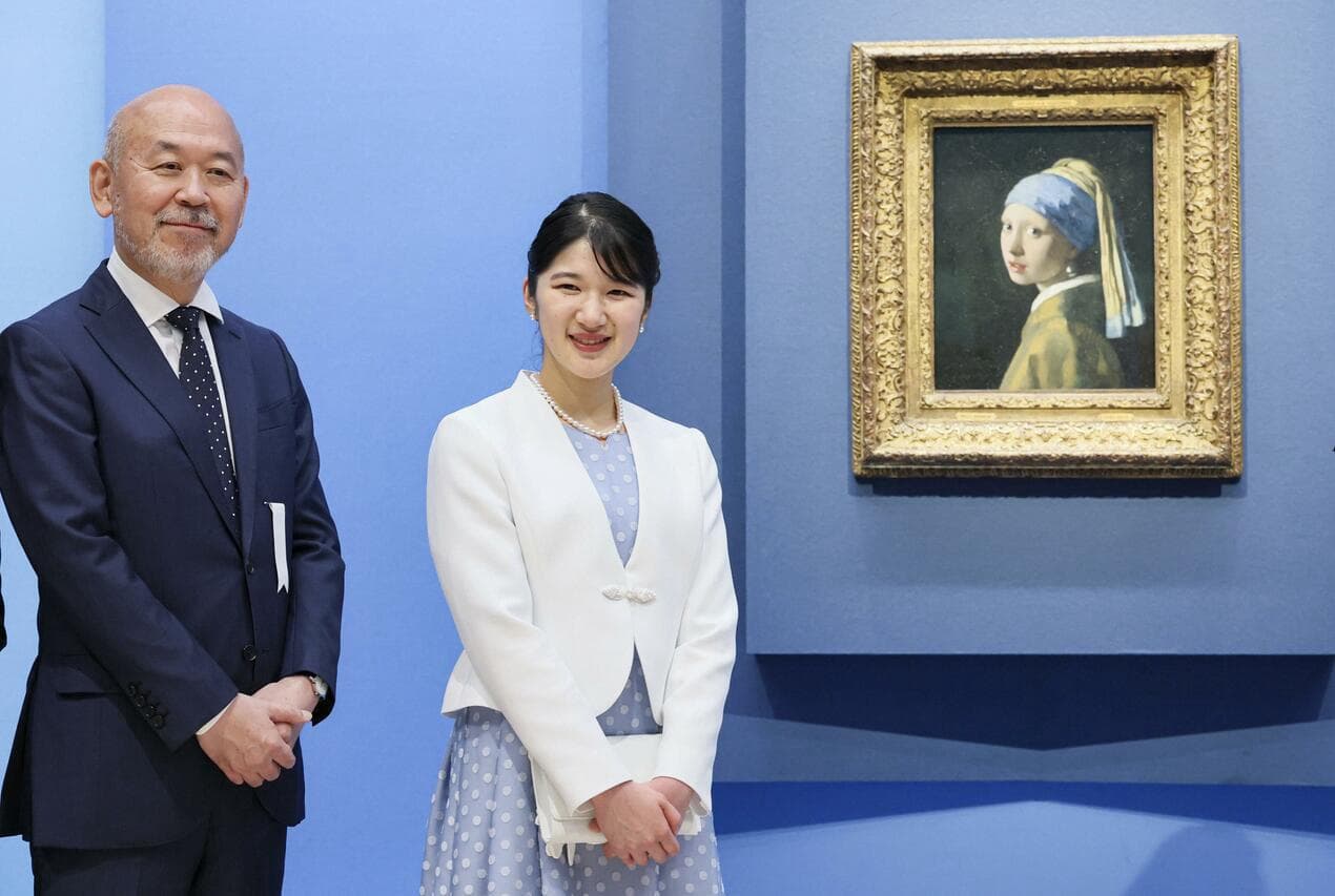 日本天皇长女爱子参观维米尔《戴珍珠耳环的少女》展 日本天皇夫妇长女爱子20日造访大阪市的大阪中之岛美术馆,参观21日开幕的“维米尔《戴珍珠耳环的少女》展”。爱…