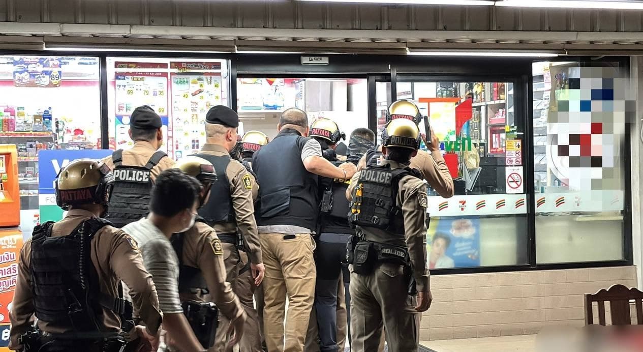#泰国新闻 【芭提雅7-Eleven前理发店旧同事斗殴 2人头部受伤流血】 2026年8月17日消息,泰国芭提雅南芭提雅Soi Bongkot 3入口处一家7…