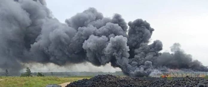 #泰国新闻 春武里回收厂突发大火 橡胶塑料废料助燃浓烟滚滚 消防严防火势蔓延至邻近学校 春武里府班布恩区一处回收厂发生火灾,厂区堆放大量橡胶、塑料废料,属于易…