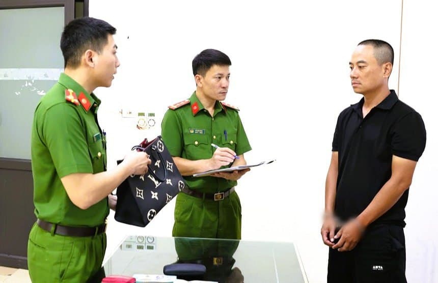 #越南新闻 【男子砸车窗盗窃财物超7亿越盾 跨省流窜作案 刑满释放后再度犯案落网】 2026年08月18日消息,宁平省公安厅刑事警察处通报案件,宁平省华闾坊一…