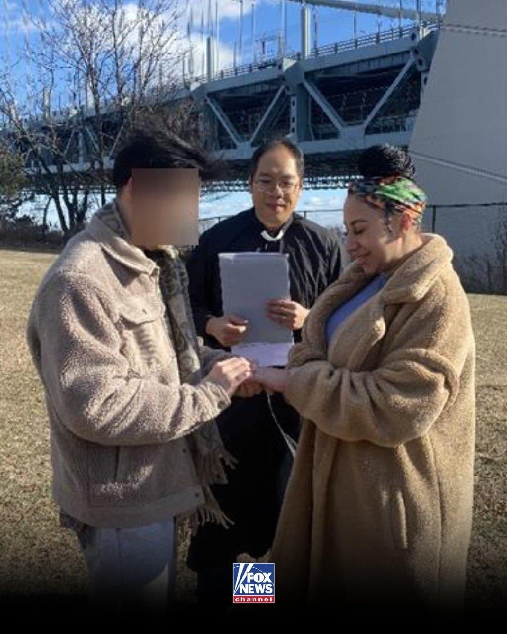 最高可获 10万美元,只为一场假结婚以及获得绿卡的机会。 美国司法部(DOJ)表示,已有 11人被起诉。他们涉嫌经营一个持续了十年的大规模婚姻欺诈网络,将主要…