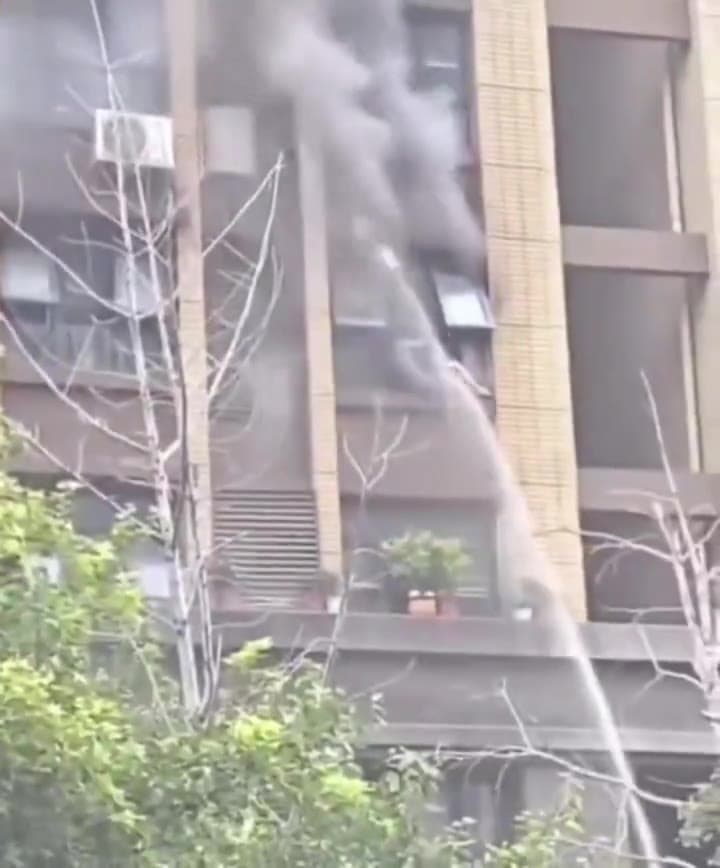 连云港火灾母女坠楼 7月27日早晨,江苏连云港东方领秀小区一户五楼住宅突发火灾,楼道被浓烟封死。 一名成人(网传为母亲)带一名三四岁孩子翻出窗外,用手扒住窗沿…
