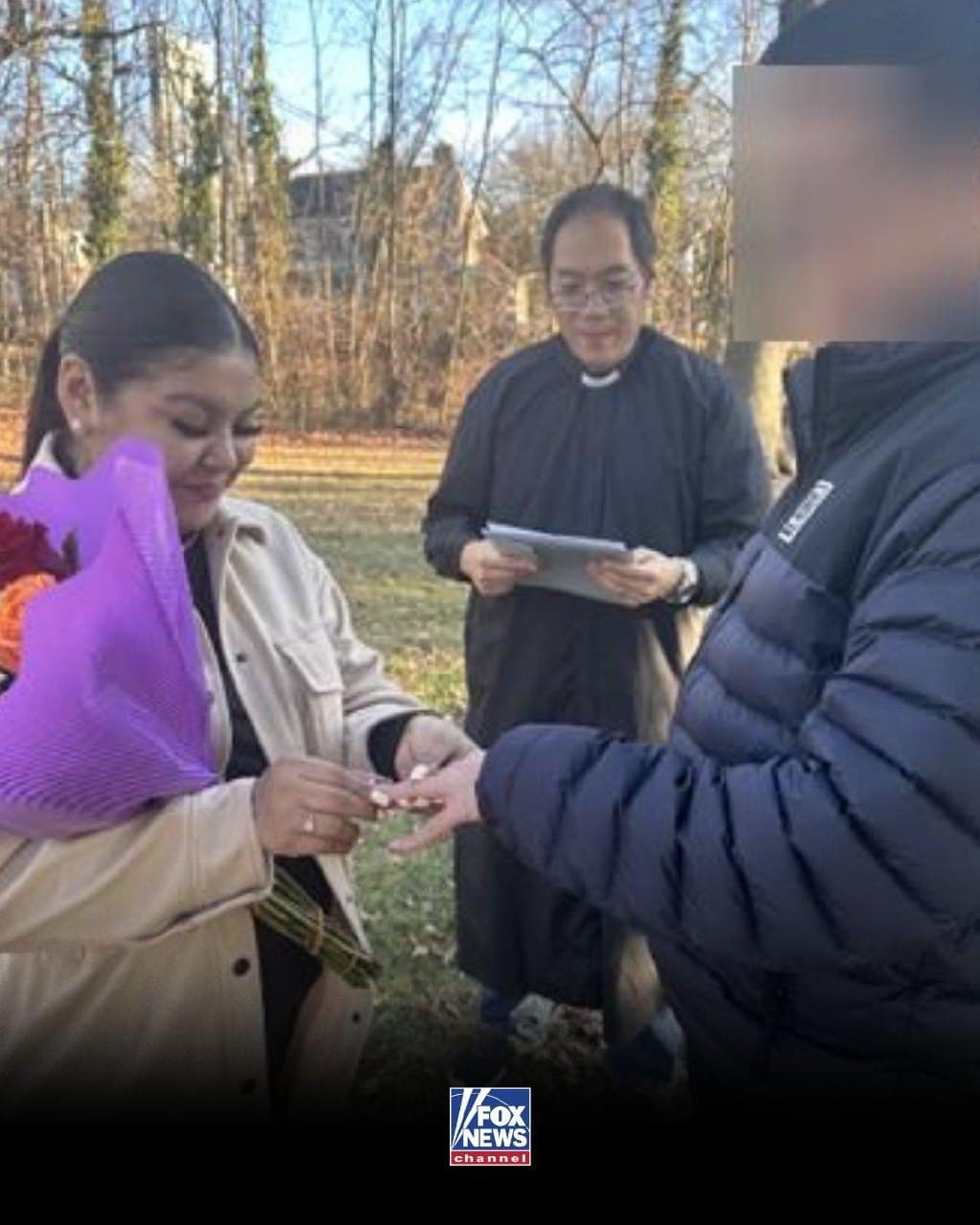 最高可获 10万美元,只为一场假结婚以及获得绿卡的机会。 美国司法部(DOJ)表示,已有 11人被起诉。他们涉嫌经营一个持续了十年的大规模婚姻欺诈网络,将主要…