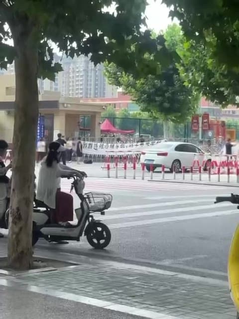 山东省菏泽市单县人民路中学违规开办补课班,不开空调,孩子热死在学校(视频 1/2)