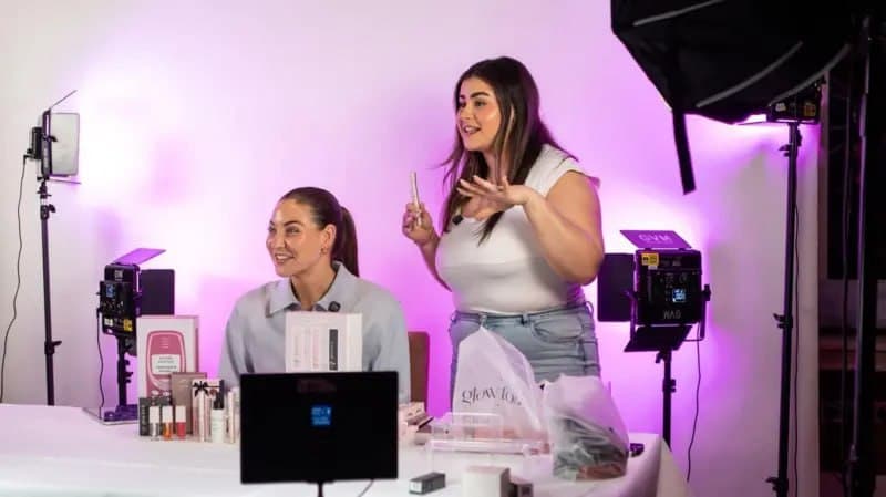 📱💷 英国TikTok直播带货升温:一场直播卖出10万英镑 ⠀ 英国美妆品牌 Glow For It 创始人黛丝·凯利表示,公司曾通过一场持续 12小时的Ti…