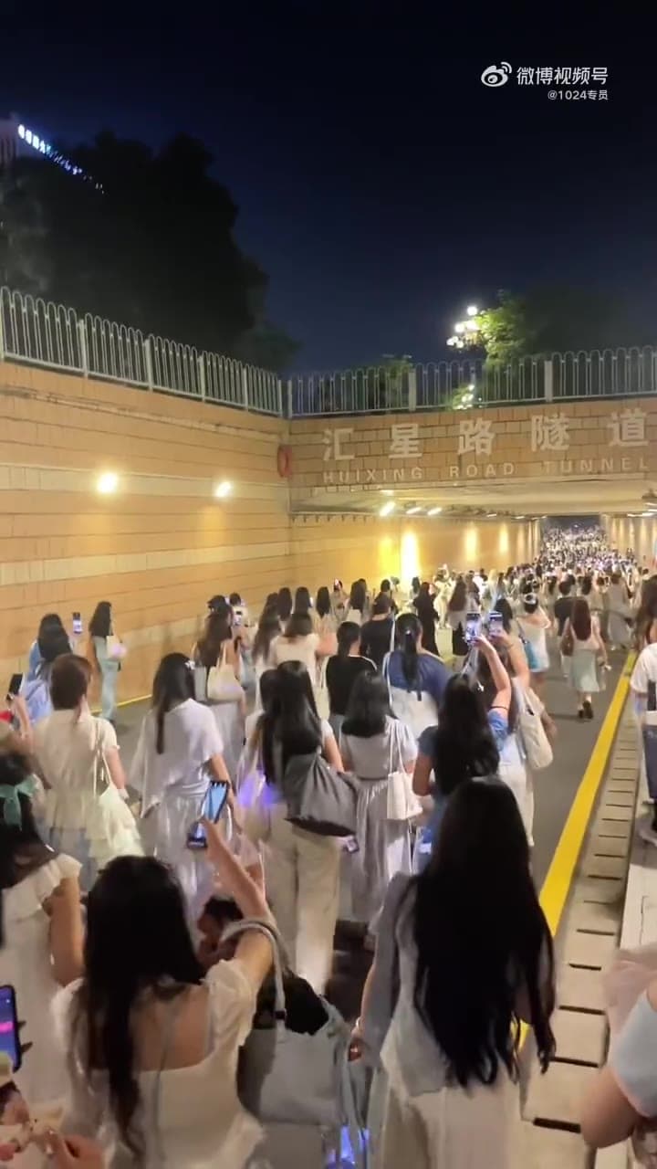 赶在暑假的尾巴,这几天重庆和广州的追星粉丝太多了……开学后还有心思学习嘛! #女粉丝(视频 1/1)