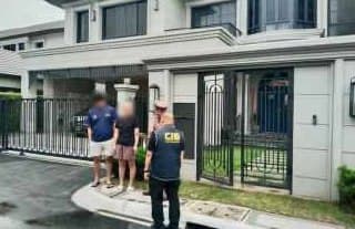 #泰国新闻 【苏梅岛第七阶段代持扫荡 14名外国人被捕含1名美国人】 2026年8月17日消息,泰国警方在苏梅岛开展打击外国人非法代持房产和企业第七阶段行动,…