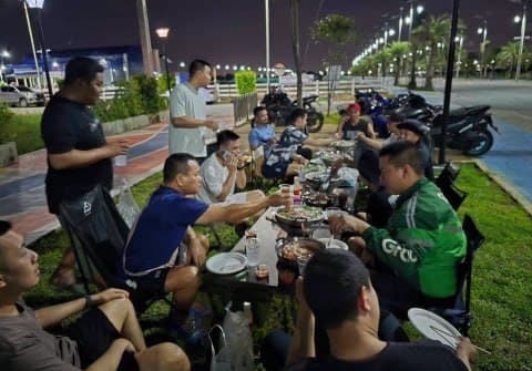 #泰国新闻 【烧烤摊伪装侦查 邦普里警方巧捕非法飙车少年】 2026年8月17日消息,泰国沙没巴干府邦普里警方开展代号"露营:送回父母怀抱的孩子"专项行动,整…