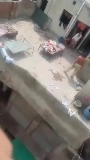 据报道,这段视频拍摄于费兹阿巴德,奥卡拉地区。 一个残忍的父亲正在对自己的女儿施以极其野蛮和危及生命的暴力,甚至可能导致女孩死亡。此外,这个人还试图对他的妻子…